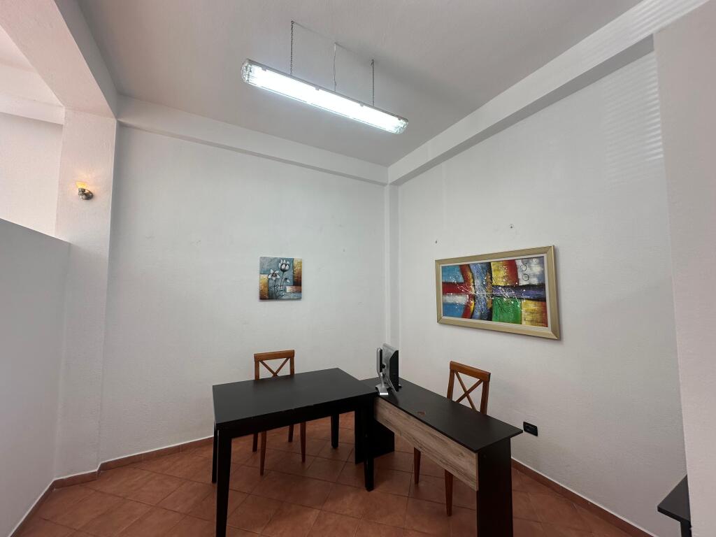 Ambiente Ufficio in Affitto a Porcelan