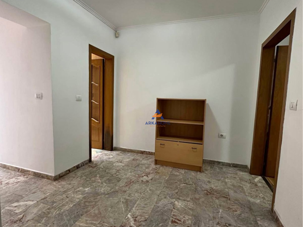 JEPET ME QERA ZYRE 106M2 "SHESHI WILLSON" 1200 EURO (I DISKUTUSHEM).