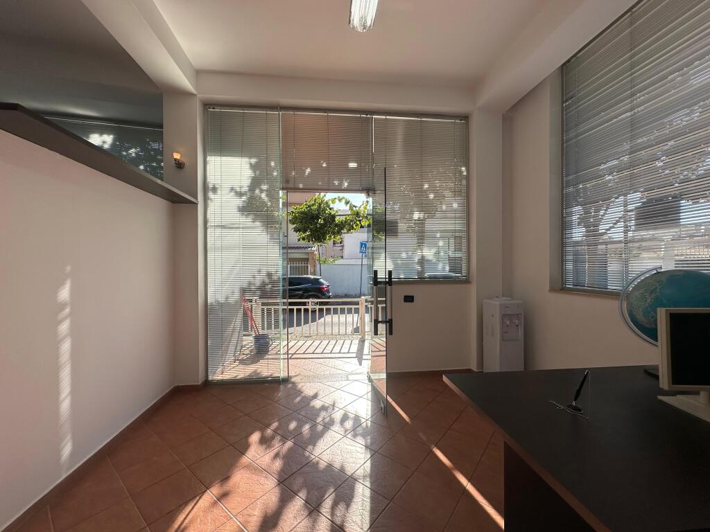 Ambiente Ufficio in Affitto a Porcelan