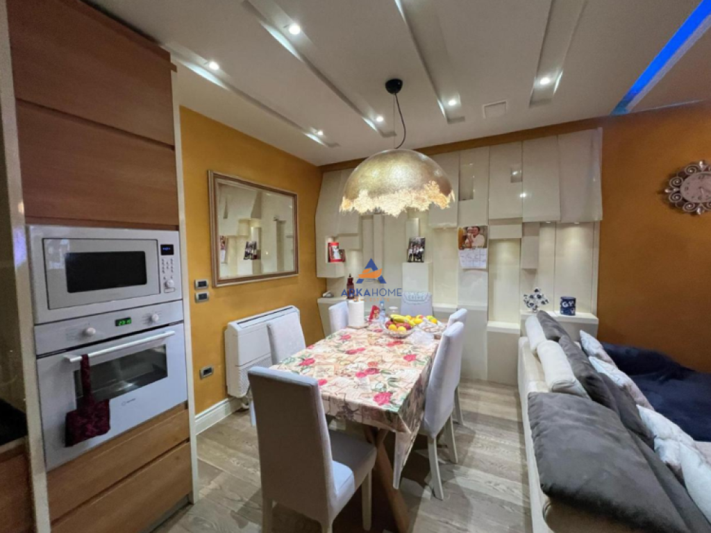FOR RENT APARTMENT 3+1+BALCONY "UNAZA E RE" 750 EURO (NEGOTIABLE).