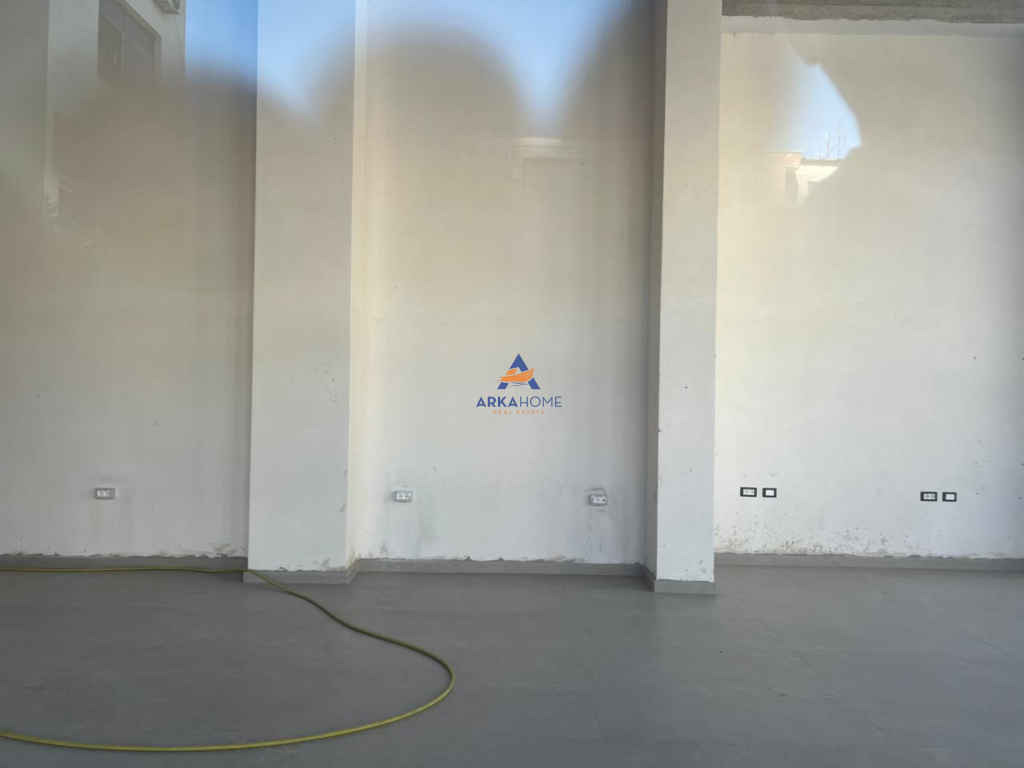 AFFITTASI ATTIVITÀ COMMERCIALE 135M2 "PAZARI I RI" 1350 EURO.