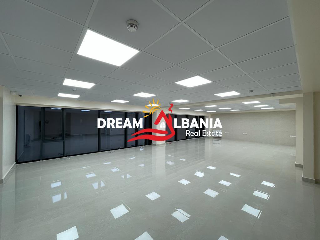 Ufficio in affitto  Garage in Via Elbasan vicino all'Università “Luarasi” a Tirana (ID 4261839)