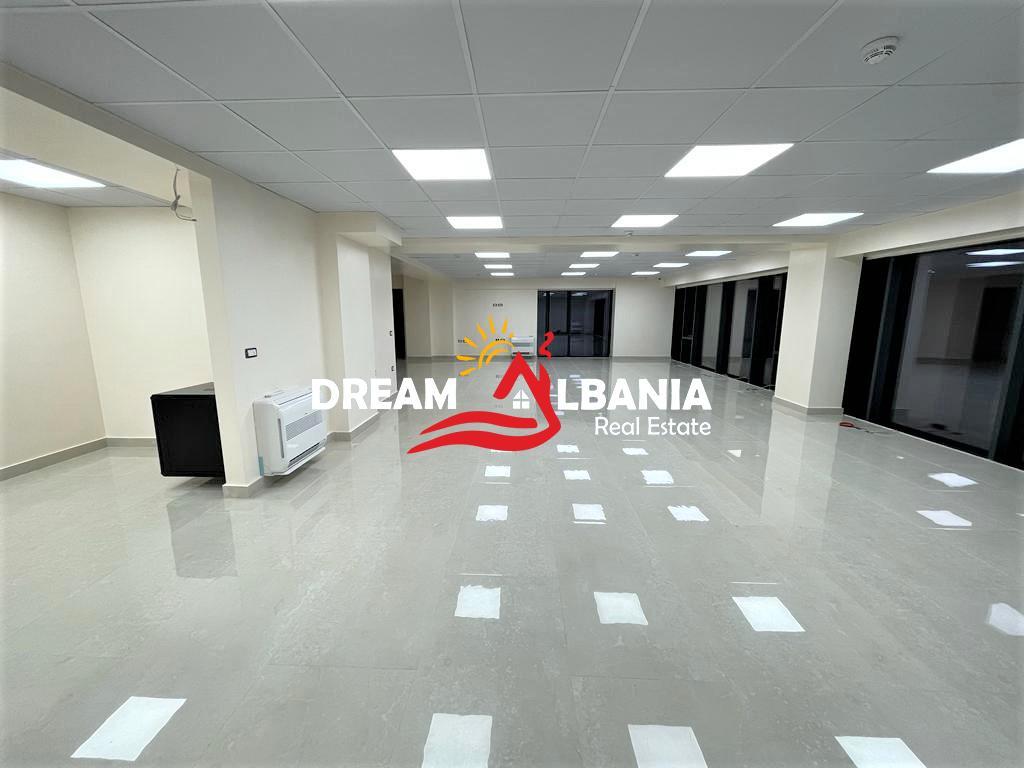 Ufficio in affitto  Garage in Via Elbasan vicino all'Università “Luarasi” a Tirana (ID 4261839)