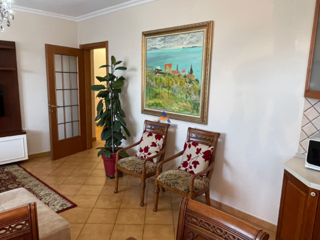 JEPET APARTAMENT ME QERA 2+1+2 TUALETE TE "AIR ALBANIA" 1000 EURO