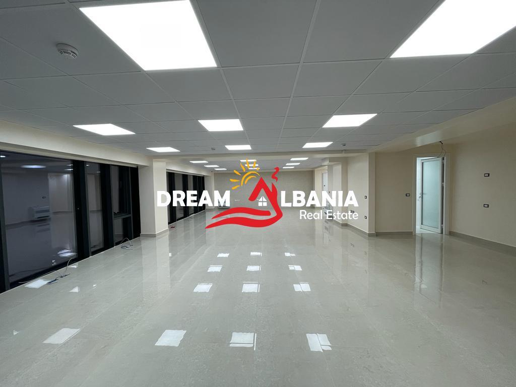 Ufficio in affitto  Garage in Via Elbasan vicino all'Università “Luarasi” a Tirana (ID 4261839)