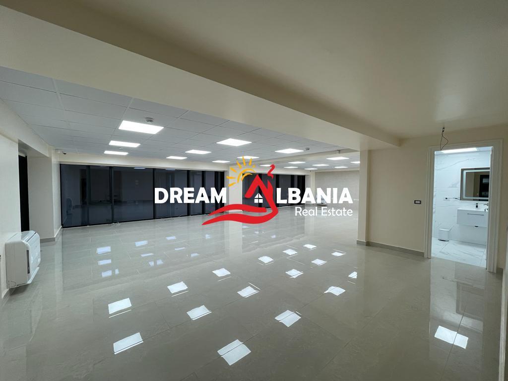 Ufficio in affitto  Garage in Via Elbasan vicino all'Università “Luarasi” a Tirana (ID 4261839)