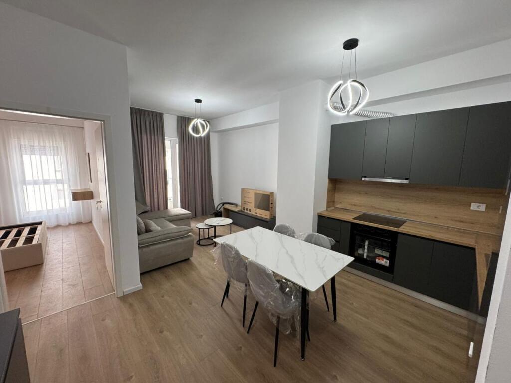 Jepet me qera Apartament 1+1  Adresa : Ali Demi Kompleksi Kaimi  I mobiluar  Kati 4  Cmimi 400€ ne muaj