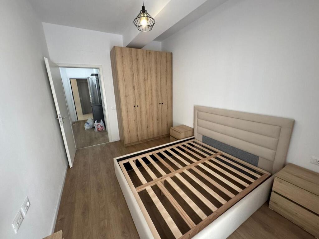 Jepet me qera Apartament 1+1  Adresa : Ali Demi Kompleksi Kaimi  I mobiluar  Kati 4  Cmimi 400€ ne muaj