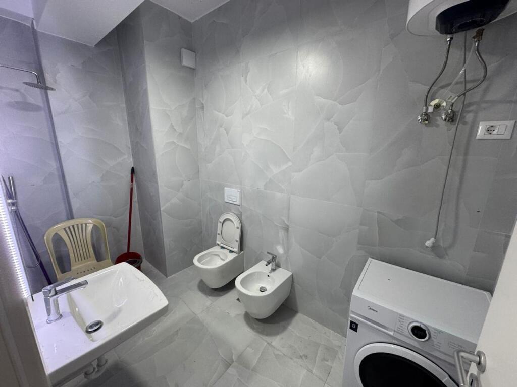 Jepet me qera Apartament 1+1  Adresa : Ali Demi Kompleksi Kaimi  I mobiluar  Kati 4  Cmimi 400€ ne muaj
