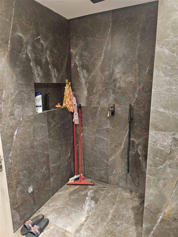Super Apartament 2+1 me qera ne Astir, prane Boheme Bar (65,000 Leke)