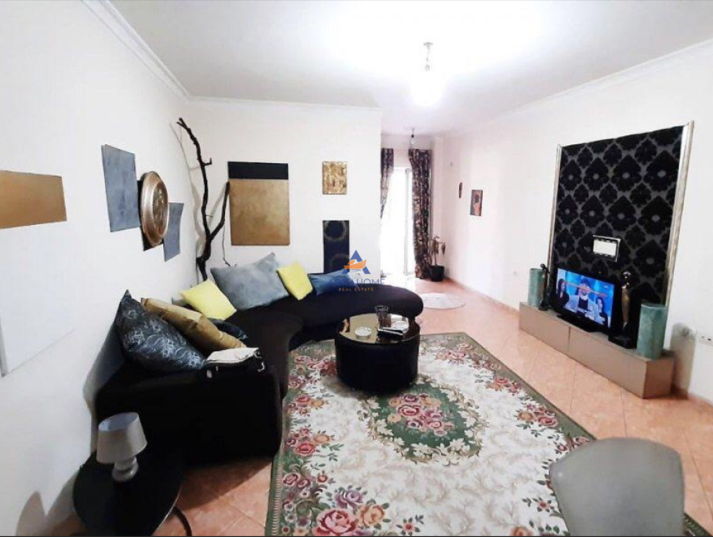 JEPET ME QERA APARTAMENT 2+1+2+BALLKON TEK "ZOGU I ZI" 700 EURO