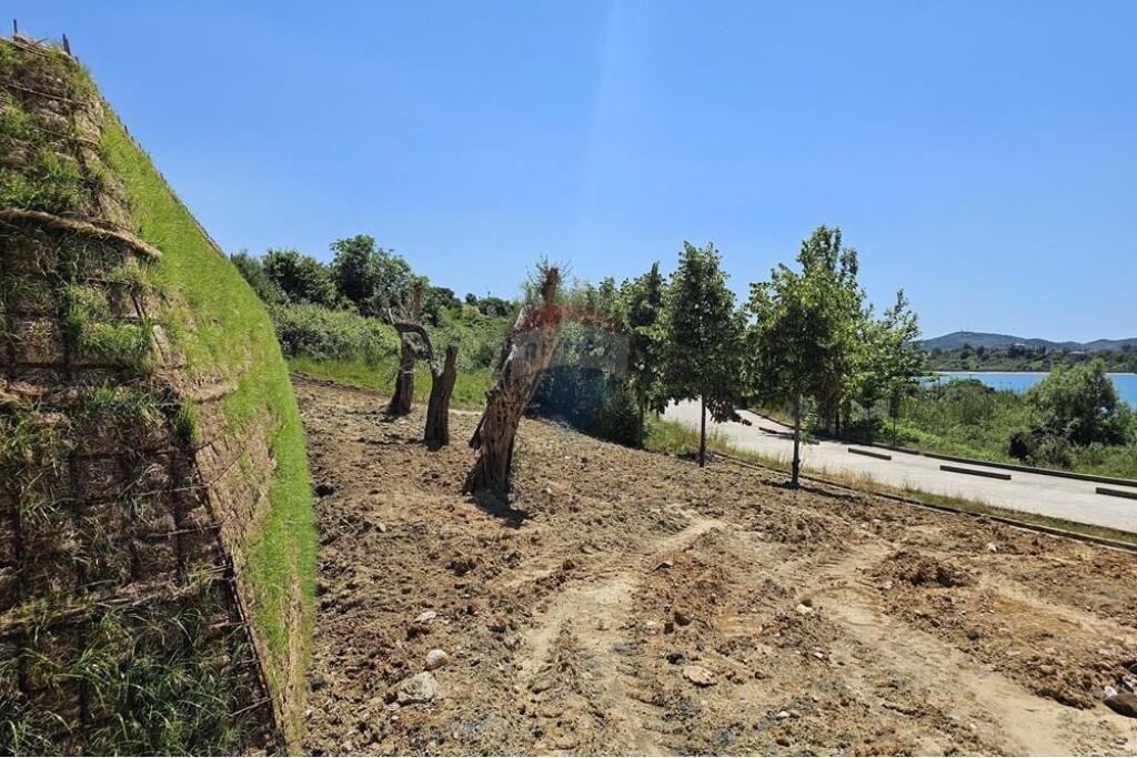 OKAZION! Vile ne shitje buze Liqenit te Farkes