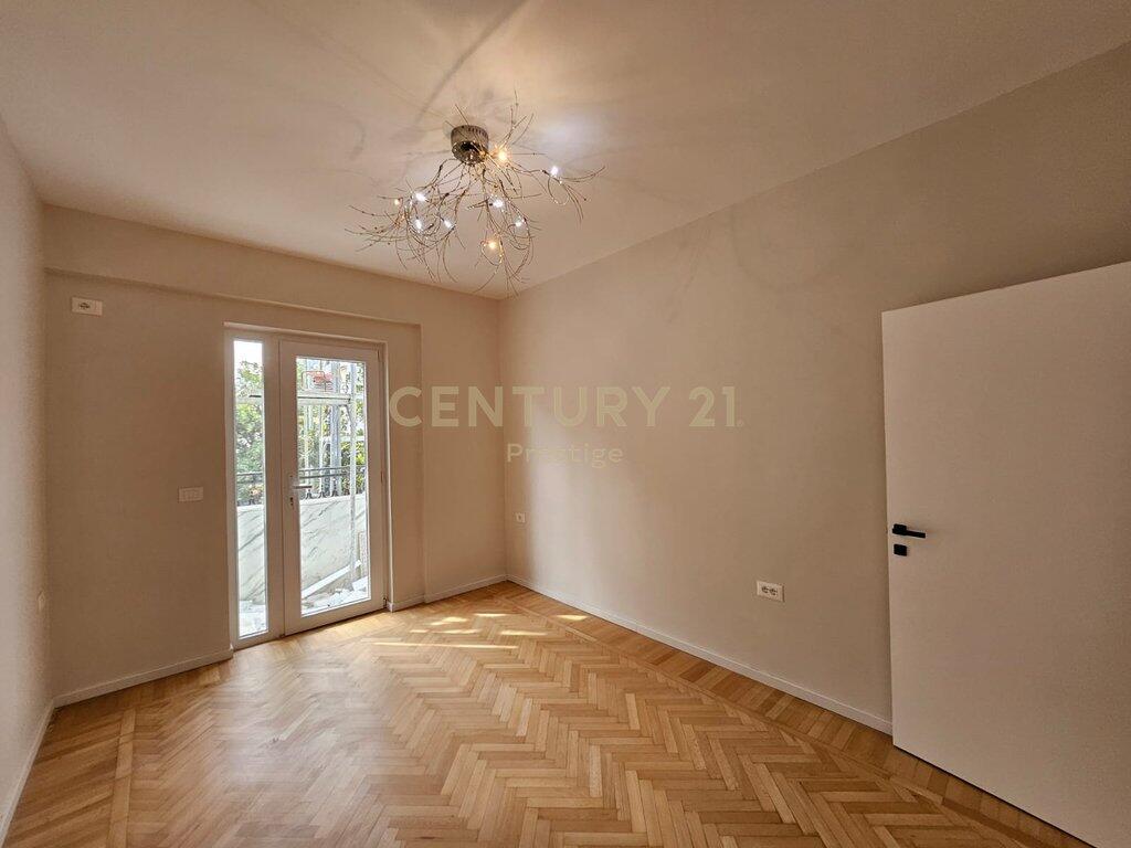 OFFICE SPACE FOR RENT, CENTER NEAR THE NEW MARKET ABOVE NEPTUN, TIRANA!
