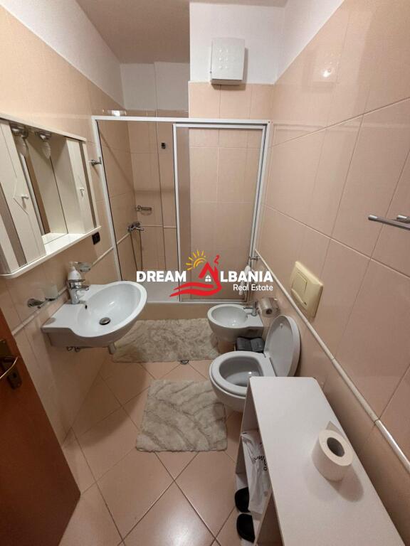 Apartament 2+1+2 per Qera tek Komuna E Parisit Prane Parkut Olimpik (ID 42215024)