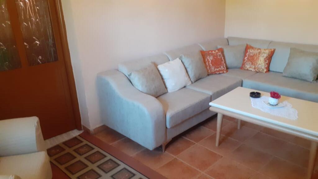 Terreno in vendita + Casa privata + Locale commerciale a Lushnje