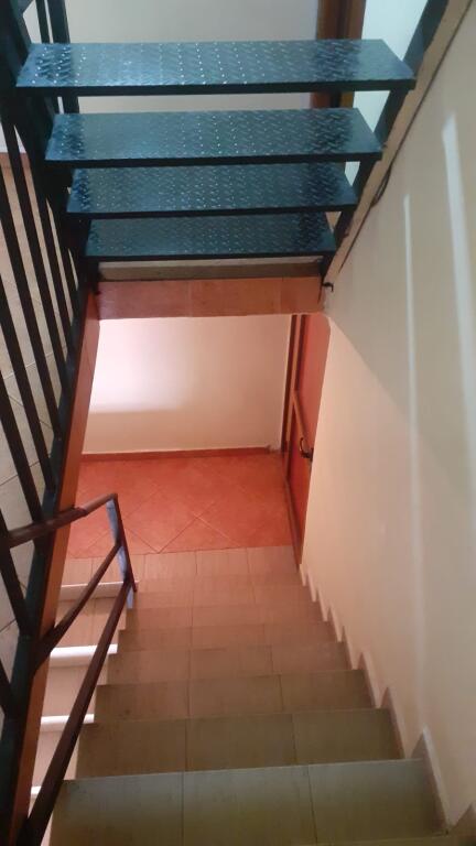 Terreno in vendita + Casa privata + Locale commerciale a Lushnje