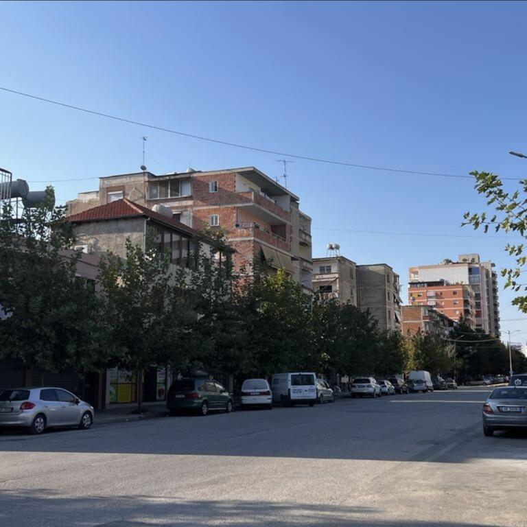 Terreno in vendita + Casa privata + Locale commerciale a Lushnje