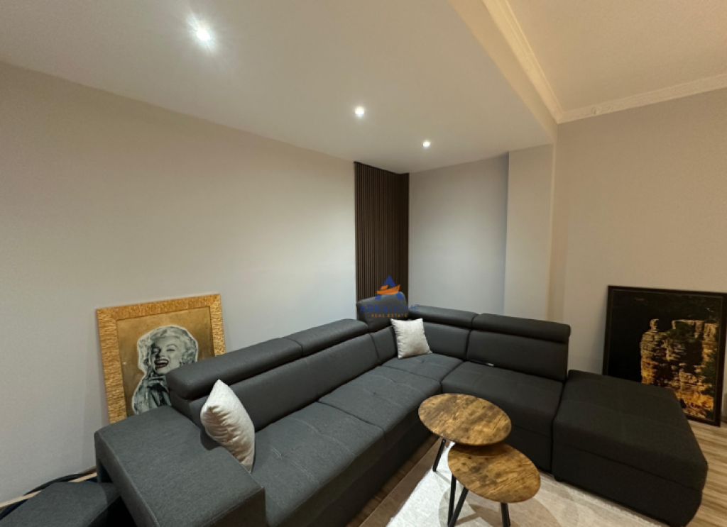 AFFITTASI APPARTAMENTO 2+1+BALCONE "VIA BILL CLINTON, GIARDINO BOTANICO" 700 EURO.