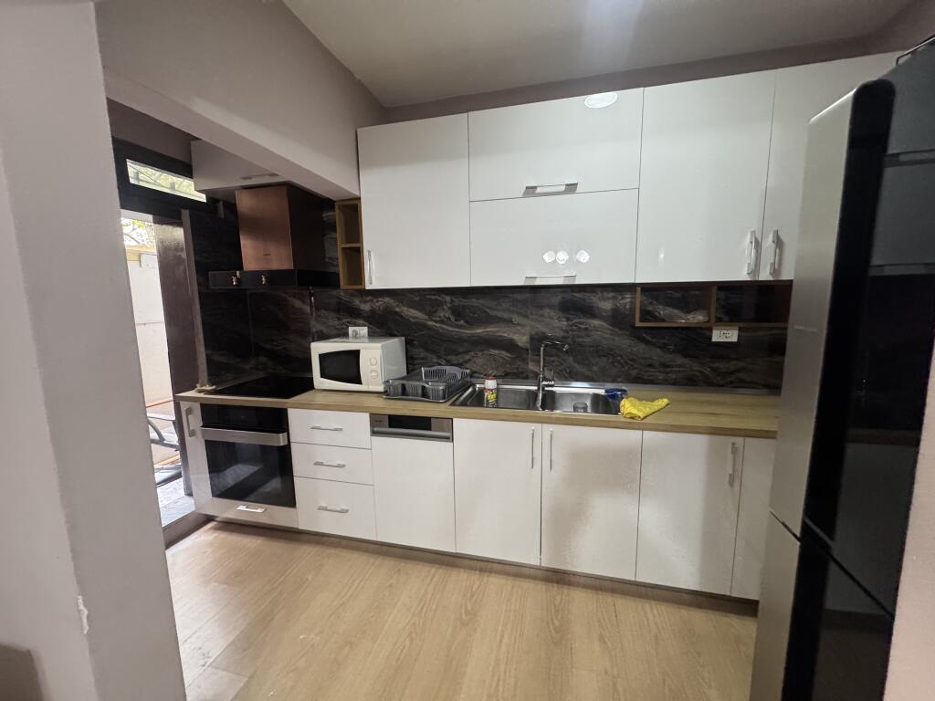 Affittasi appartamento 1+1  Indirizzo: Ish parku via ndre mjeda  Primo piano  Palazzo senza ascensore  Arredato  Prezzo: 500€