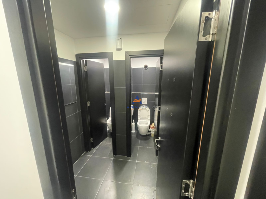 LOCALE COMMERCIALE IN AFFITTO 700M2 "PRESSO IL MUNICIPIO DI PARIGI" 5000 EURO