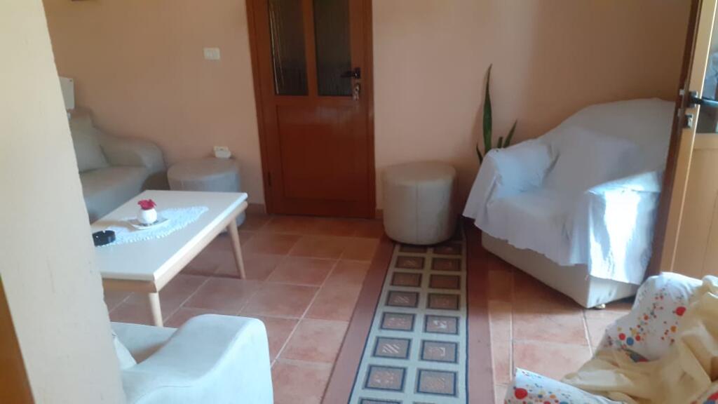 Terreno in vendita + Casa privata + Locale commerciale a Lushnje
