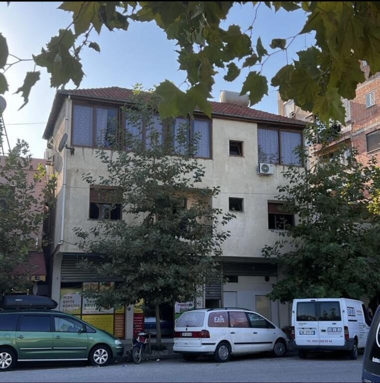 Terreno in vendita + Casa privata + Locale commerciale a Lushnje