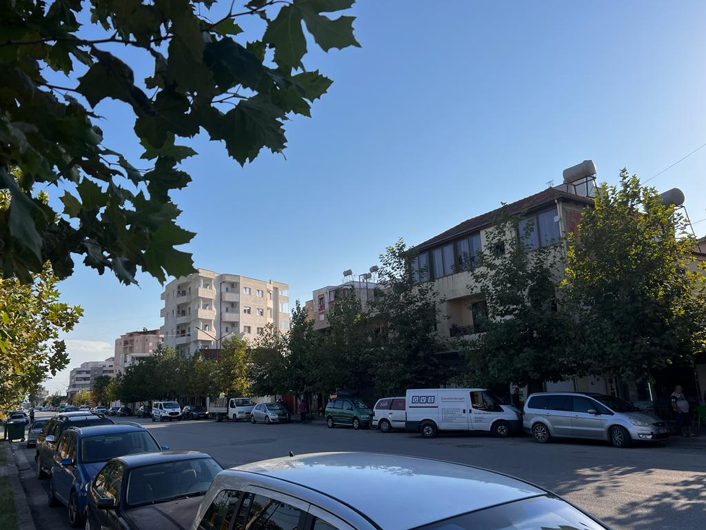 Terreno in vendita + Casa privata + Locale commerciale a Lushnje