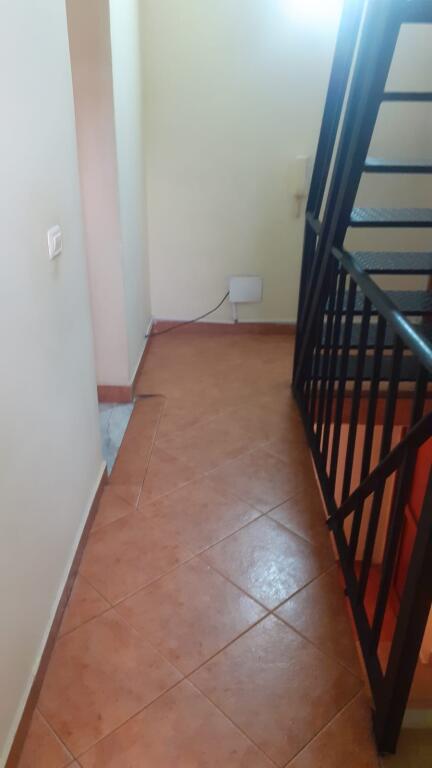 Terreno in vendita + Casa privata + Locale commerciale a Lushnje