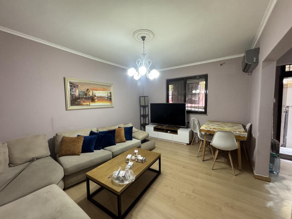 Affittasi appartamento 1+1  Indirizzo: Ish parku via ndre mjeda  Primo piano  Palazzo senza ascensore  Arredato  Prezzo: 500€