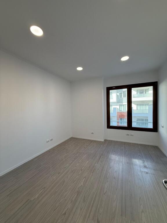 Jepet zyre me qira te Hilton, 190m2, 250'000leke