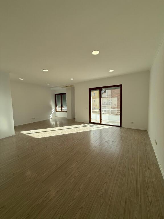 Jepet zyre me qira te Hilton, 190m2, 250'000leke
