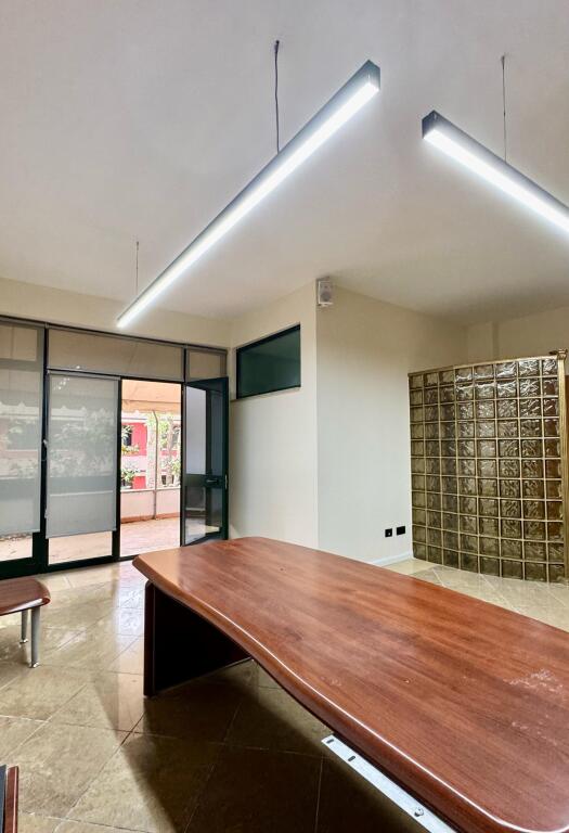 Jepet zyre me qira te Rtsh, 220m2, 3400Eur