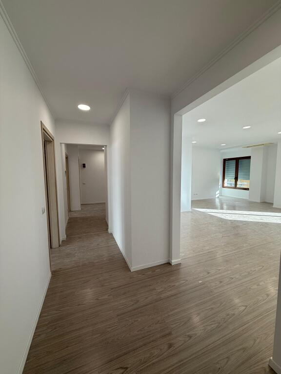 Jepet zyre me qira te Hilton, 190m2, 250'000leke