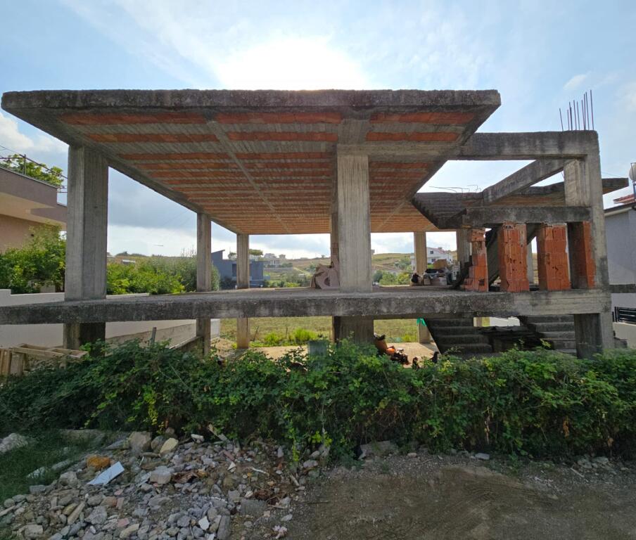 🏡 Shitet vilë karabina 2-katëshe në Arapaj, Durrës