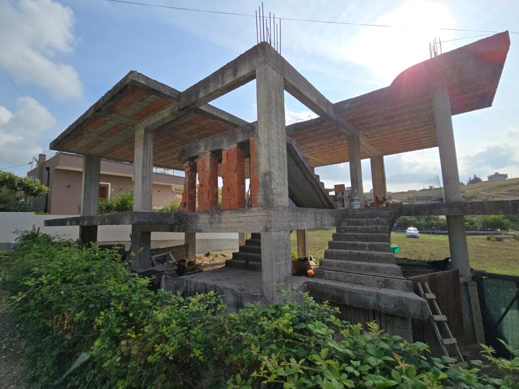 🏡 Shitet vilë karabina 2-katëshe në Arapaj, Durrës