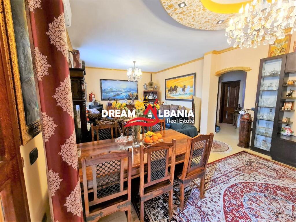Villa su 2 piani con cortile e garage sotterraneo in vendita nel villaggio di Peze e vogel a Tirana (ID 4151096)