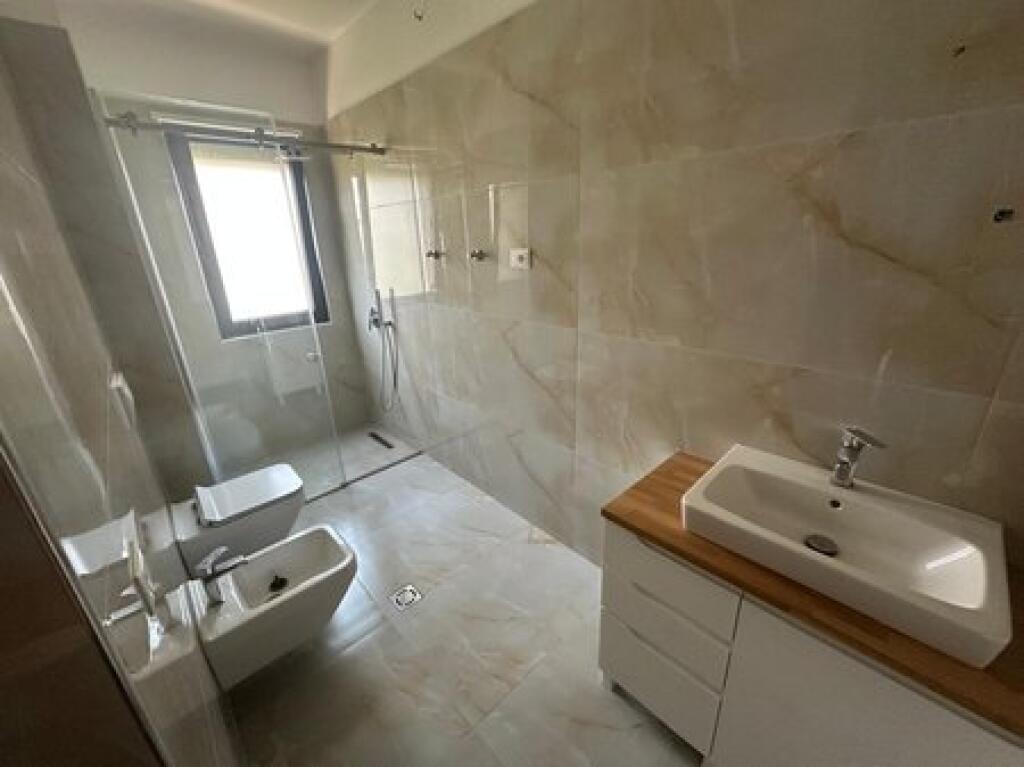 Shitet, Apartament 2+1+2, Liqeni i Thate, Tirane.