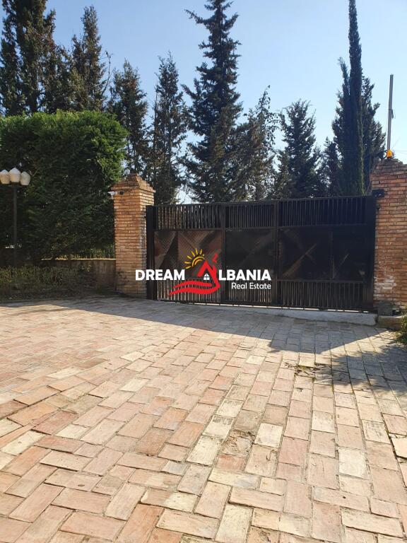Villa su 2 piani con cortile e garage sotterraneo in vendita nel villaggio di Peze e vogel a Tirana (ID 4151096)