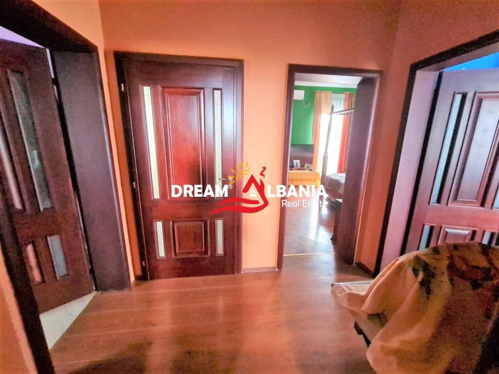 Villa su 2 piani con cortile e garage sotterraneo in vendita nel villaggio di Peze e vogel a Tirana (ID 4151096)