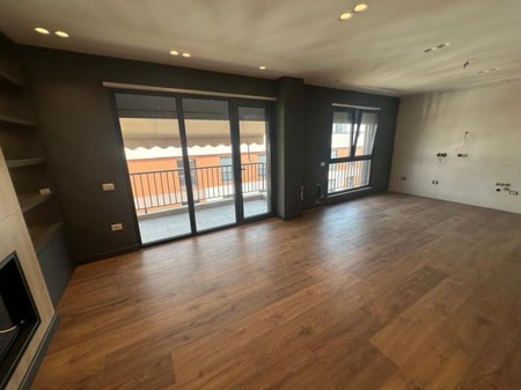 Shitet, Apartament 2+1+2, Liqeni i Thate, Tirane.