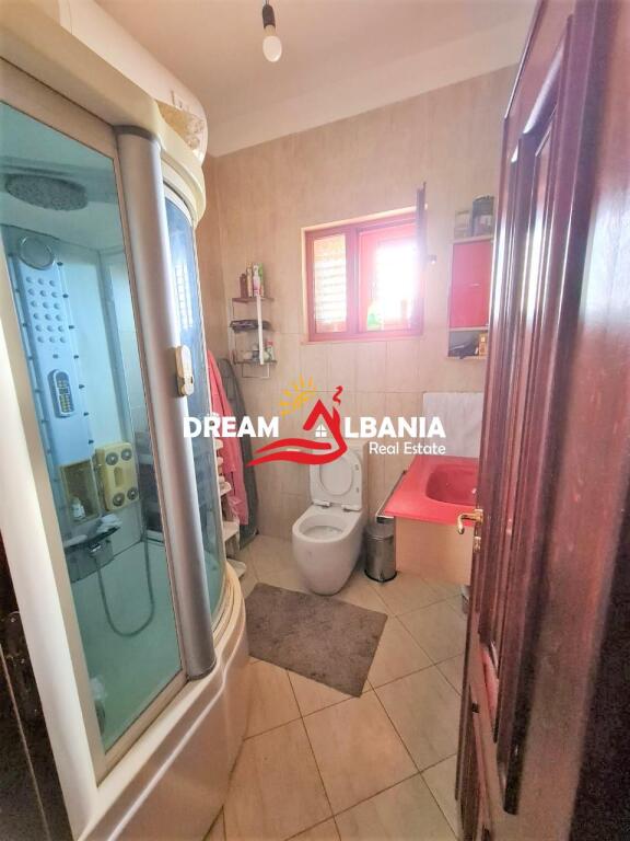 Villa su 2 piani con cortile e garage sotterraneo in vendita nel villaggio di Peze e vogel a Tirana (ID 4151096)