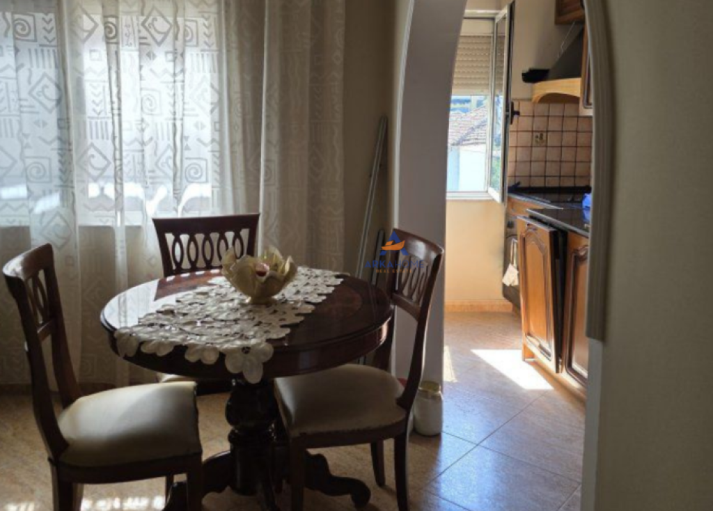 JEPET APARTAMENT ME QERA 2+1+BALLKON " RRUGA E ELBASANIT" 600 EURO.