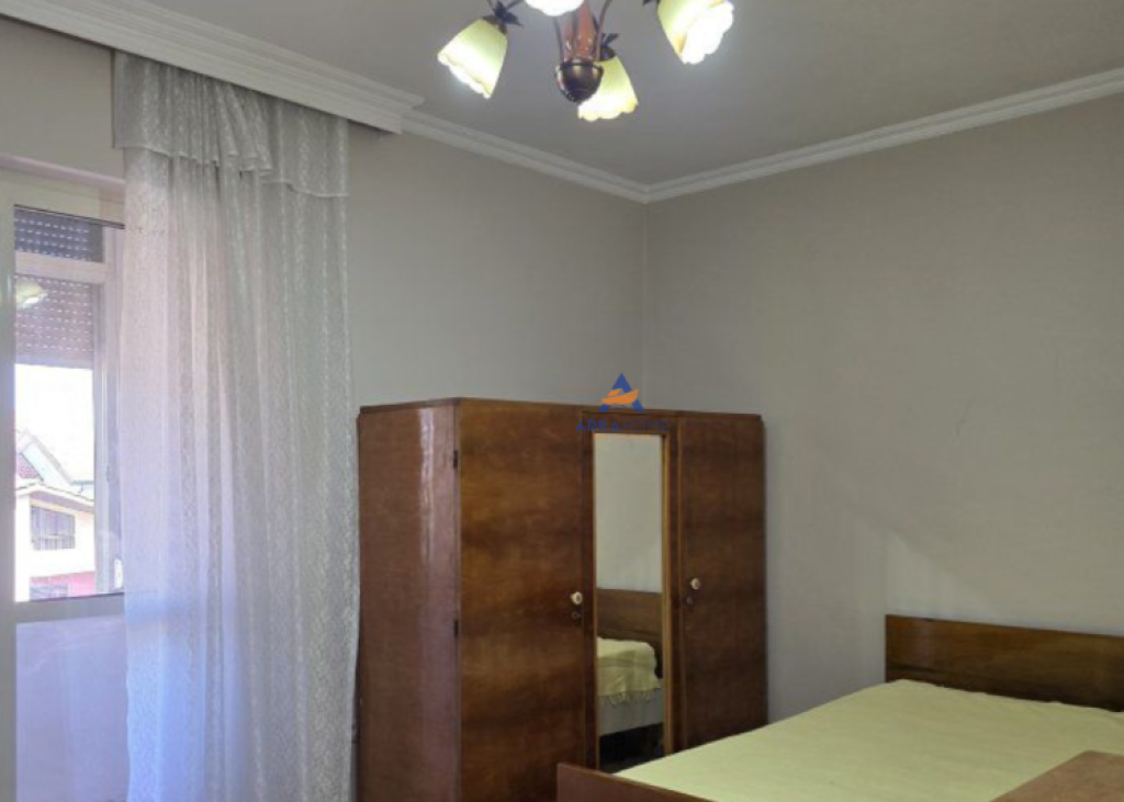 JEPET APARTAMENT ME QERA 2+1+BALLKON " RRUGA E ELBASANIT" 600 EURO.