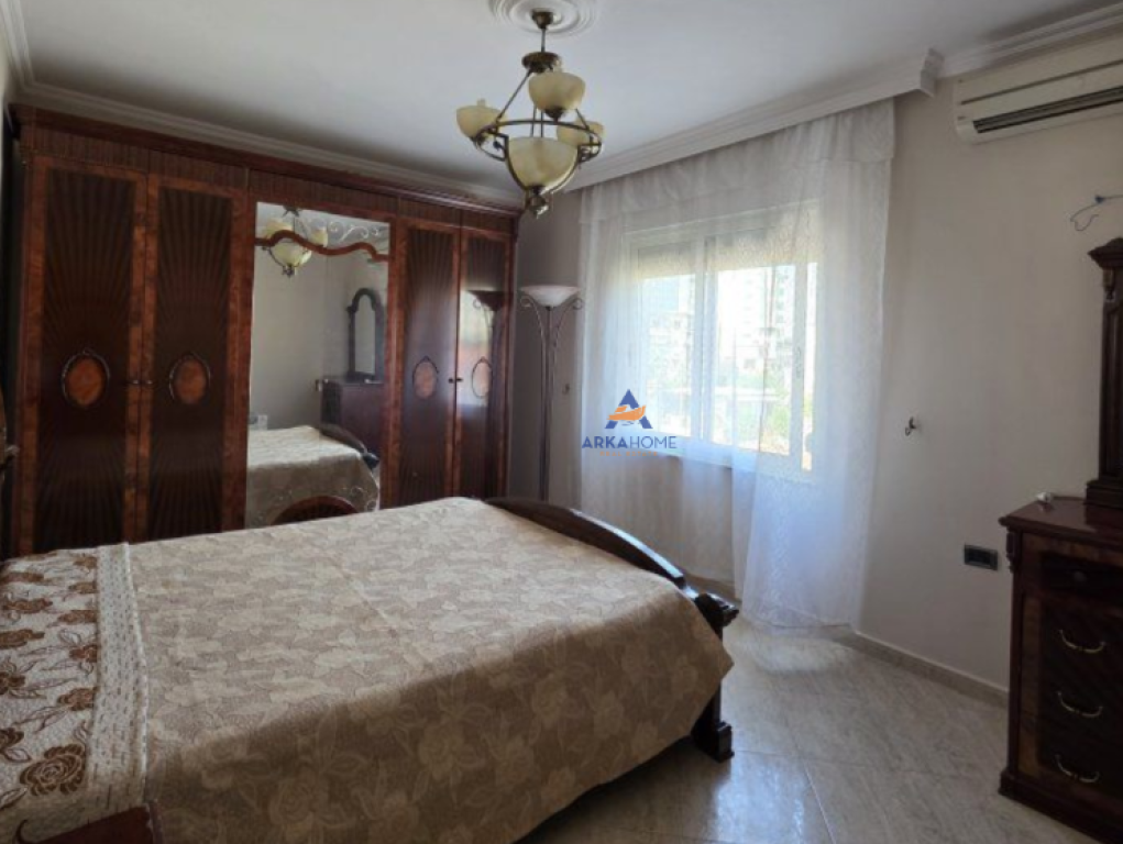 JEPET APARTAMENT ME QERA 2+1+BALLKON " RRUGA E ELBASANIT" 600 EURO.