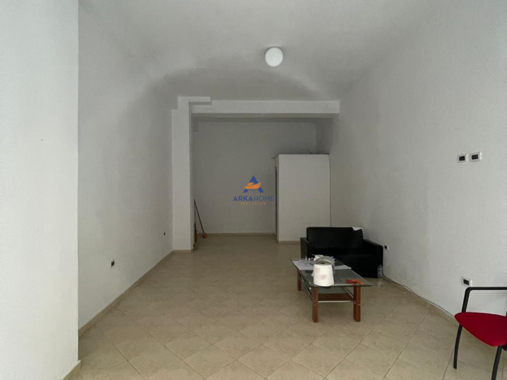 NEGOZIO IN VENDITA 30M2 "MARKET DIAMBE, NUOVO ANELLO" 85.000 EURO.