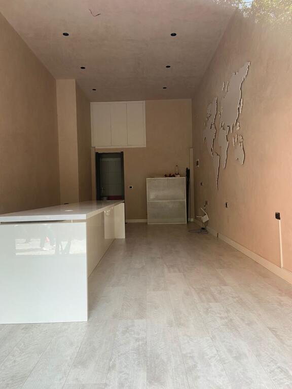 Jepet me qera Ambient tek Rr.Kavajes /700 euro