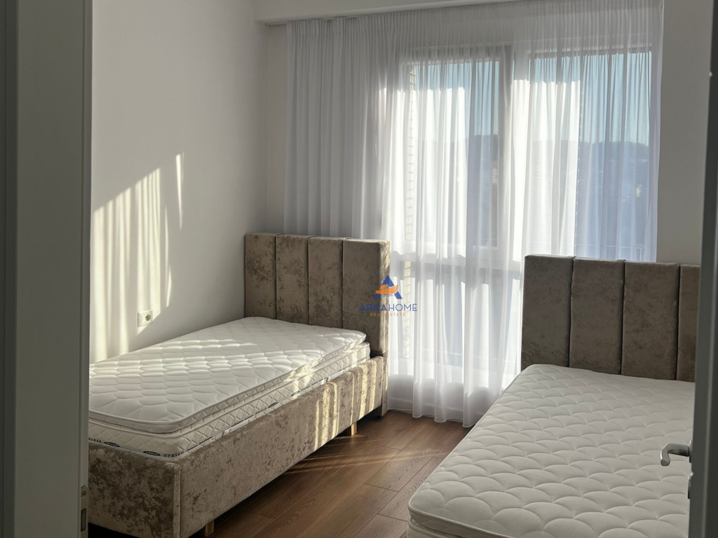 JEPET APARTAMENT ME QERA 2+1+BALLKON "PRANE VOTRES, ISH FUSHA E AVIACIONIT" 800 EURO.