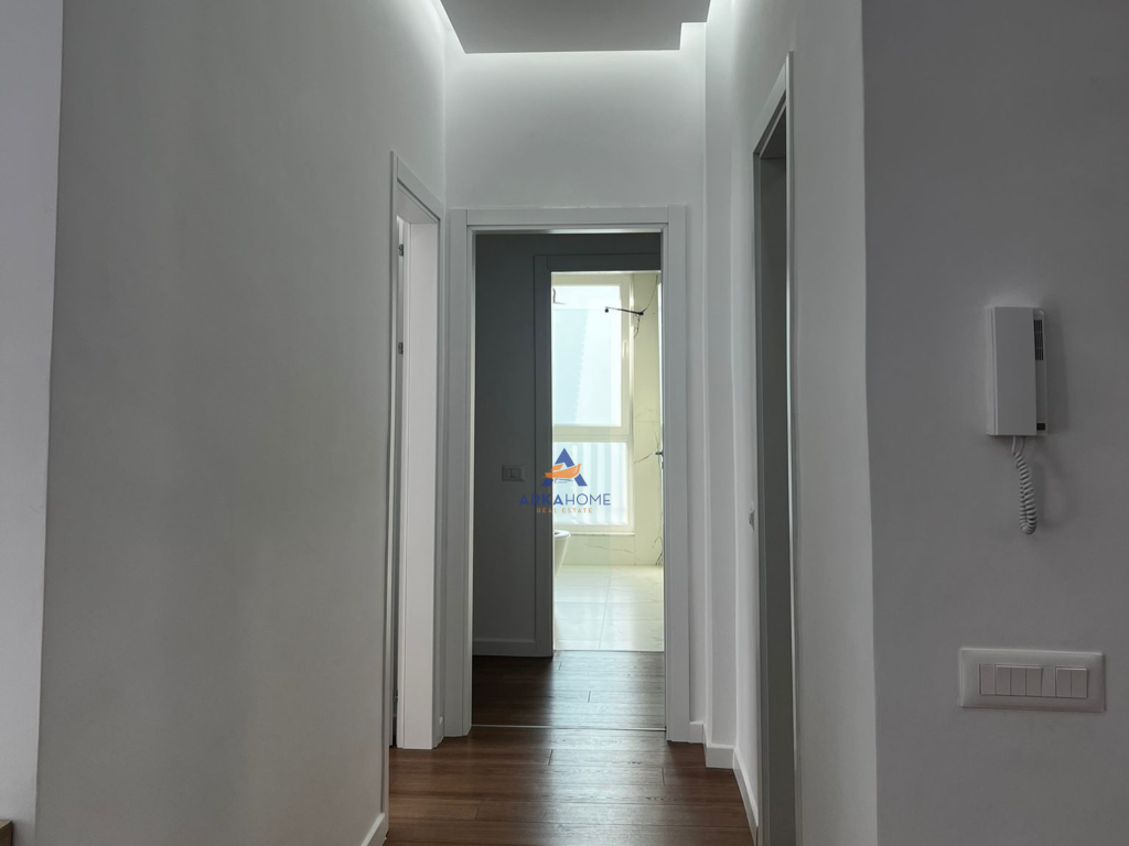 JEPET APARTAMENT ME QERA 2+1+BALLKON "PRANE VOTRES, ISH FUSHA E AVIACIONIT" 800 EURO.