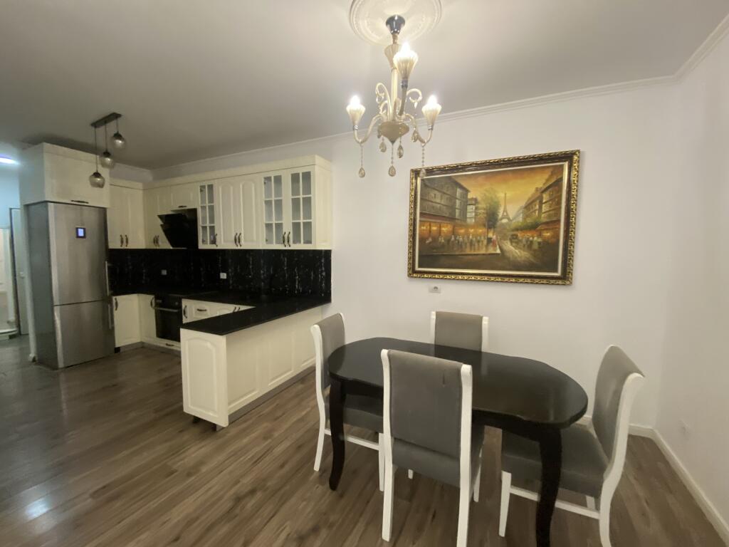 In vendita 2+1, con veranda arredata, a Fresk, 140.000 lek