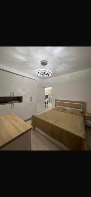 Appartamento 1+1 in affitto ad Astir, vicino a Green City  📍 Posizione: Astir, vicino a Green City 🏢 5° piano, edificio nuovo con ascensore 🛋️ Completamente arredato e in ottime condizioni 🛏️ Organizzazione: 1 camera da letto + 1 soggiorno con cucina + 1 bagno + balcone 💶 Prezzo: 500€